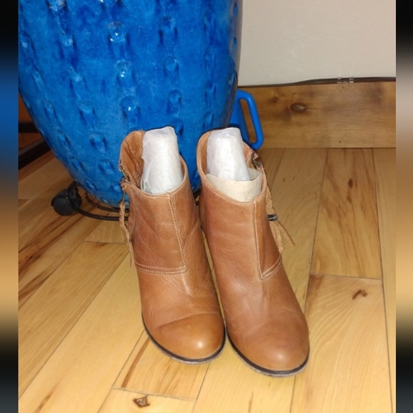 Genuine Leather Steve Madden bootie - Picture 1 of 7